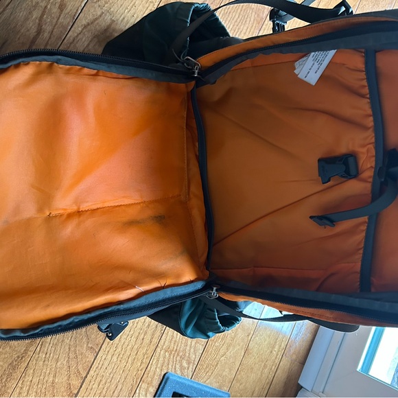 Patagonia Green and Orange Backpack 28L - Picture 8 of 11